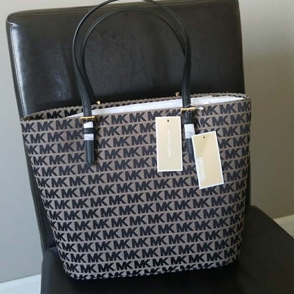 Michael Kors Collection Handbags - 🔴SOLD🔴Michael Kors Tote Bag